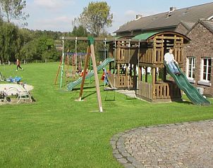 Kindvriendelijke speeltuin bij Vakantiewoningen Pesakerdal, Gulpen, Zuid Limburg, met glijbanen en schommels.
