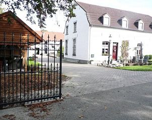 Ingang van Landgoed Karsveld vakantiehuis in Slenaken, Zuid Limburg met charmante landelijke architectuur.