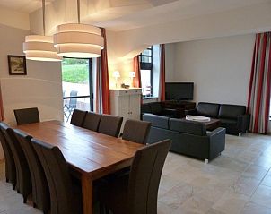 Gezellige eetkamer in Landgoed Karsveld vakantiehuis in Slenaken, Zuid Limburg met grote eettafel.