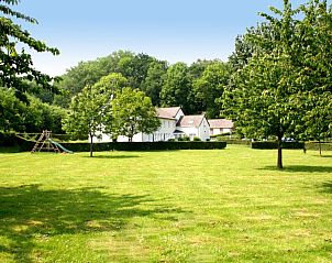 Groene omgeving bij Vakantiecomplex Dumoulin, vakantiehuis in Gulpen, Zuid Limburg, omringd door bomen en rust.