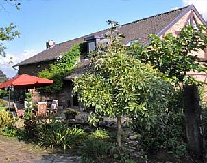 Bloeiende tuin en terras van Hoeve Nelderhof, vakantiewoning in Vijlen, Zuid Limburg.