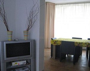 Gezellige woonkamer van Huize 'de hommert' Hoensbroek, vakantiehuis in Zuid Limburg met ruime eetkamer en natuurlijke lichtinval.