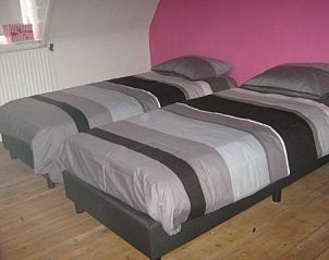 Sfeervolle slaapkamer in Huize 'de hommert' Hoensbroek, vakantiehuis in Zuid Limburg met comfortabele bedden en warme kleuren.