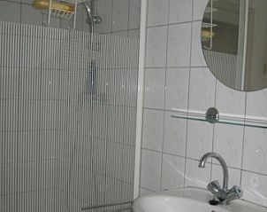Moderne badkamer in vakantiehuis Huize 'de hommert' Hoensbroek, Zuid Limburg, met douche en wastafel voor ultiem comfort.