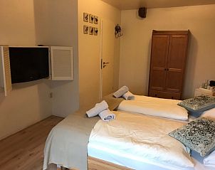 Ruime slaapkamer in Simplevei bed and breakfast, Simpelveld, Zuid Limburg met houten kast en knusse sfeer.