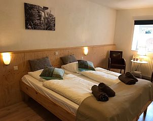 Comfortabele slaapkamer in Simplevei B&B, Simpelveld, Zuid Limburg met warme verlichting en gezellige ambiance.