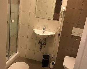 Schone badkamer in Simplevei bed and breakfast, Simpelveld, Zuid Limburg met moderne voorzieningen en douche.