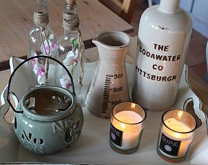 Sfeervolle decoraties in Simplevei B&B, Simpelveld, Zuid Limburg met kaarsen en keramiek voor een huiselijke sfeer.