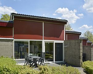 Geniet van het terras van Iris Comfort 2 bungalow in Walem, Zuid Limburg, omgeven door prachtige natuur en rustgevende uitzichten.