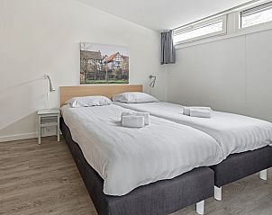 Moderne badkamer in Iris Comfort 2 bungalow, Walem, Zuid Limburg met stijlvolle douche en wastafel.