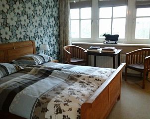 Gezellige slaapkamer met houten accenten in B&B bij Kaat, Liessel, De Peel, voor een rustgevende nachtrust.