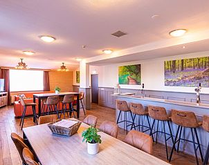 Eetkamer met bar in Voorhuis & Achterhuis vakantiehuis in Hoogeloon, Kempen, Noord Brabant