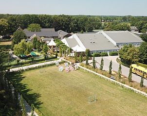 Luchtfoto van Voorhuis & Achterhuis vakantiewoning en omgeving in Hoogeloon, Kempen