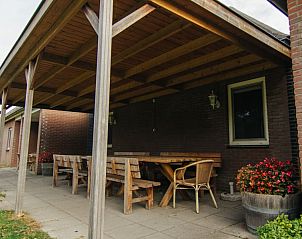 Overdekt terras bij Koetshuis & Bakhuis vakantiehuis in Hoogeloon, ideaal voor buiten dineren.