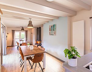 Ruime eetruimte in Koetshuis & Bakhuis vakantiehuis Hoogeloon met uitzicht op de tuin.
