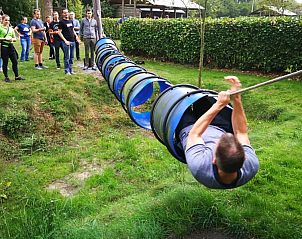 Groepsactiviteit in de tuin van Koetshuis & Bakhuis vakantiehuis Hoogeloon, ideaal voor teambuilding.