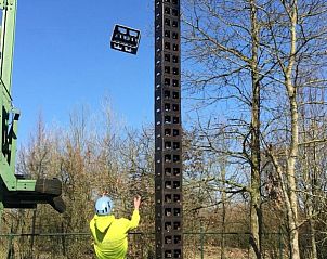 Krattentoren bouwen als avontuurlijke activiteit bij Koetshuis & Bakhuis vakantiehuis Hoogeloon.