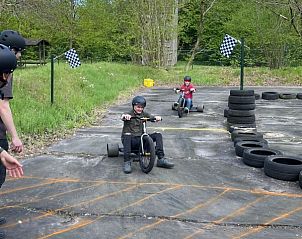 Driewieler race op parcours bij Koetshuis & Bakhuis vakantiehuis Hoogeloon, leuk voor kinderen.