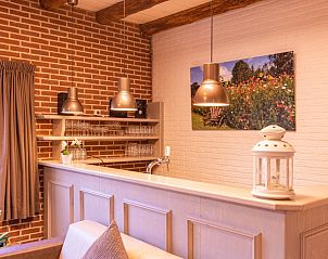 Moderne bar in De Hooiberg vakantiehuis, Hoogeloon, met uitzicht op de natuur van de Kempen.
