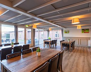 Stijlvolle eetruimte in De Schuurherd en de Hoeve, Hoogeloon, perfect voor groepsmaaltijden.