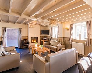 Comfortabele zithoek met open haard in De Schuurherd en de Hoeve, Hoogeloon, Noord Brabant.