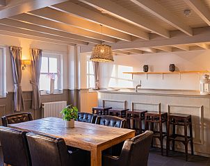 Sfeervolle bar en eetruimte in De Schuurherd en de Hoeve, Hoogeloon, voor gezellige avonden.