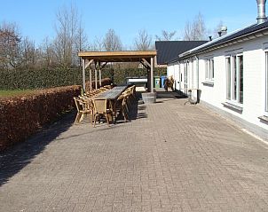 Groot terras bij De Schaapskooi vakantiehuis in Hoogeloon, perfect voor buiten dineren in de Kempen, Noord Brabant.