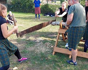 Groepsactiviteit houthakken bij De Schaapskooi vakantiehuis in Hoogeloon, perfect voor teambuilding, Kempen, Noord Brabant.