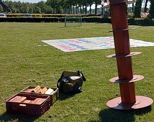 Buitenactiviteiten op het grasveld bij De Schaapskooi vakantiehuis in Hoogeloon, ideaal voor sportieve gasten, Kempen, Noord Brabant.