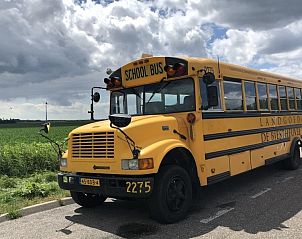 Gele schoolbus voor excursies vanaf De Schaapskooi vakantiehuis in Hoogeloon, ontdek de Kempen, Noord Brabant.
