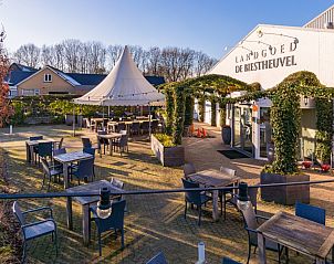 Gezellig terras bij Landgoed de Biestheuvel in Hoogeloon, perfect voor ontspanning in de Kempen, Noord Brabant.