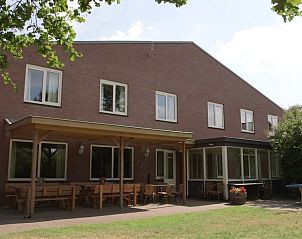 Zonnig terras bij Voorhuis vakantiewoning in Hoogeloon, Kempen, Noord Brabant.