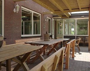 Gezellig houten terras bij Voorhuis vakantiehuis in Hoogeloon, Kempen, Noord Brabant.