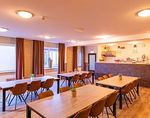 Grote eetruimte in Voorhuis vakantiehuis, perfect voor familiebijeenkomsten in Hoogeloon.