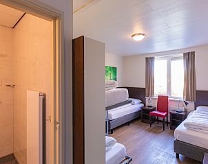 Slaapkamer met eigen badkamer in Voorhuis vakantiewoning, Hoogeloon, Noord Brabant.