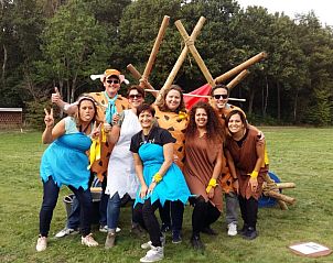 Groepsactiviteit in Flintstones thema bij Voorhuis vakantiehuis, Hoogeloon, Noord Brabant.