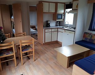 Gezellige binnenruimte van Chalet Beach Home in Eindhoven, compleet met keuken en zithoek, ideaal vakantiehuis in de Kempen.