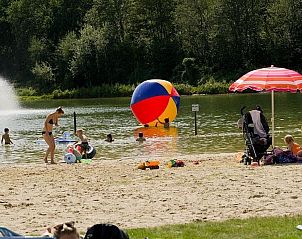 Zonnige stranddag bij het meer nabij Chalet Beach Home in Eindhoven, Kempen, Noord Brabant, ideaal voor gezinnen.