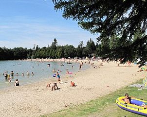 Uitgestrekt zandstrand bij Chalet Beach Home, Eindhoven, perfect voor zomerse ontspanning in de Kempen, Noord Brabant.