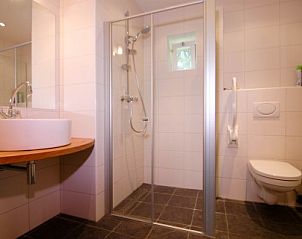 Moderne badkamer in vakantiehuis De Kipmulder, Bladel, Kempen. Comfort en stijl in Noord Brabant voor een ontspannen verblijf.