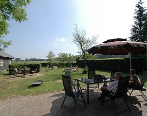 Geniet van de zon op het terras van De Kipmulder, een vakantiehuis in Bladel, Kempen, omgeven door de serene natuur van Noord Brabant.