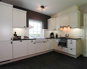 Moderne keuken in De Kipmulder vakantiehuis, Bladel, Kempen, Noord Brabant met stijlvolle inrichting en veel natuurlijk licht.