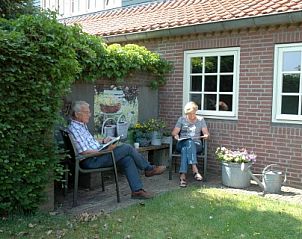 Geniet van de serene tuin bij vakantiehuis De Kipmulder in Bladel, Kempen, Noord Brabant, perfect voor ontspanning en natuurbeleving.