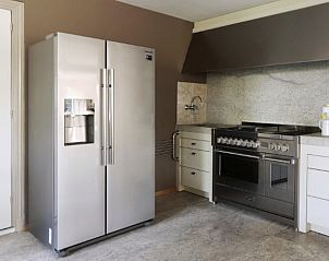 Moderne keuken in Vakantiehuis in Moergestel, Hart van Brabant, met ruime koelkast en fornuis voor een comfortabel verblijf in Noord Brabant.