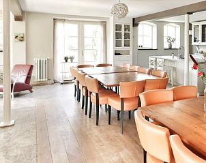 Ruime eetkamer van Vakantiehuis in Moergestel, gelegen in het Hart van Brabant, Noord Brabant, met houten tafels en comfortabele stoelen.