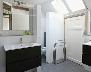 Moderne badkamer in Vakantiehuis in Moergestel, Hart van Brabant, Noord Brabant, met ruime douche en natuurlijk licht.