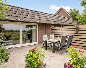 Veranda van Verzicht vakantiehuis in Heeswijk-Dinther, Noord Brabant met uitzicht op groene velden.