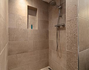 Moderne douche in Verzicht vakantiehuis, Heeswijk-Dinther, met stijlvolle tegels.