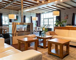 Gezellige woonkamer van De Lummel vakantiehuis in Langenboom, Noordoost Brabant met open haard.