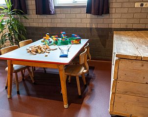 Kinderspeelhoek in De Lummel vakantiehuis in Langenboom, Noordoost Brabant met speelgoed.